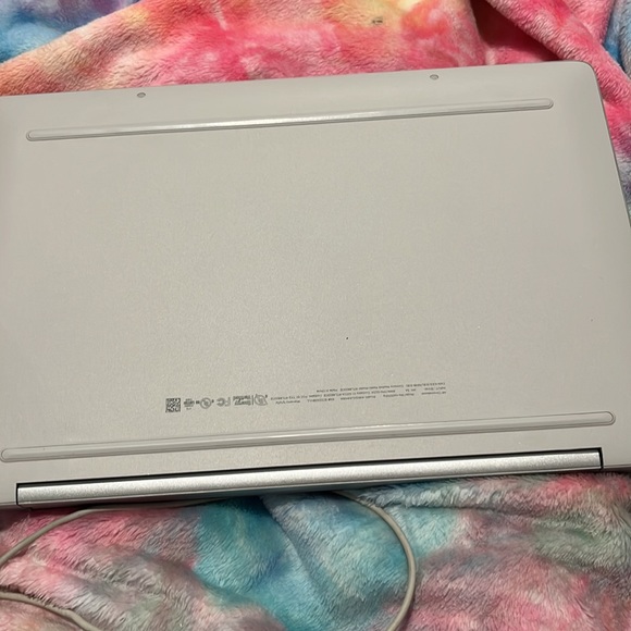 Selling used chrome book - Picture 3 of 4